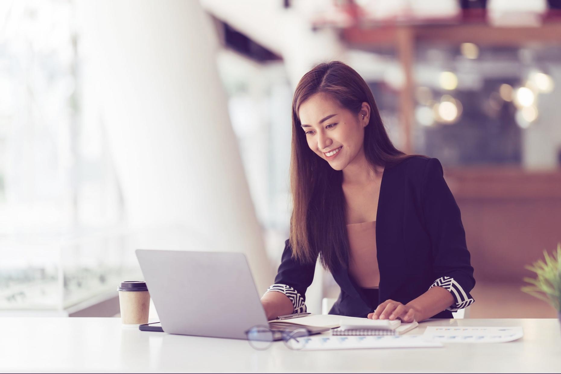 Professionellt arbetsmöte där strategiska affärsfrågor diskuteras runt bord
